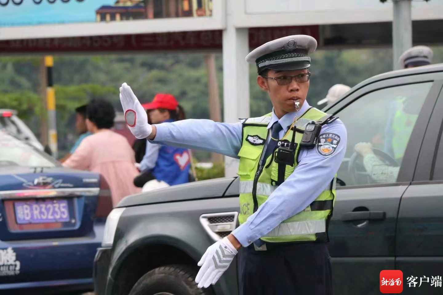 三亚交警支队海棠大队副大队长付小华：把路装