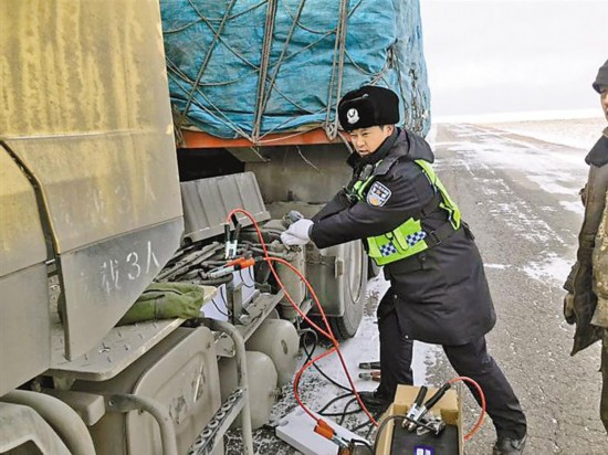 那曲市安多县公安局交警大队：守护“天路” 守